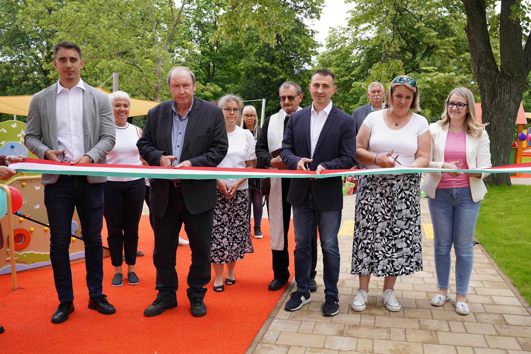 Borbély Lénárd polgármester, Morovik Attila alpolgármester, Nagyné Kovács Tímea, a Humán Szolgáltatások Igazgatóságának intézményvezetője és Paládi Zákány Mária, a szülői munkaközösség vezetője ünnepélyesen átvágták a nemzeti színű szalagot